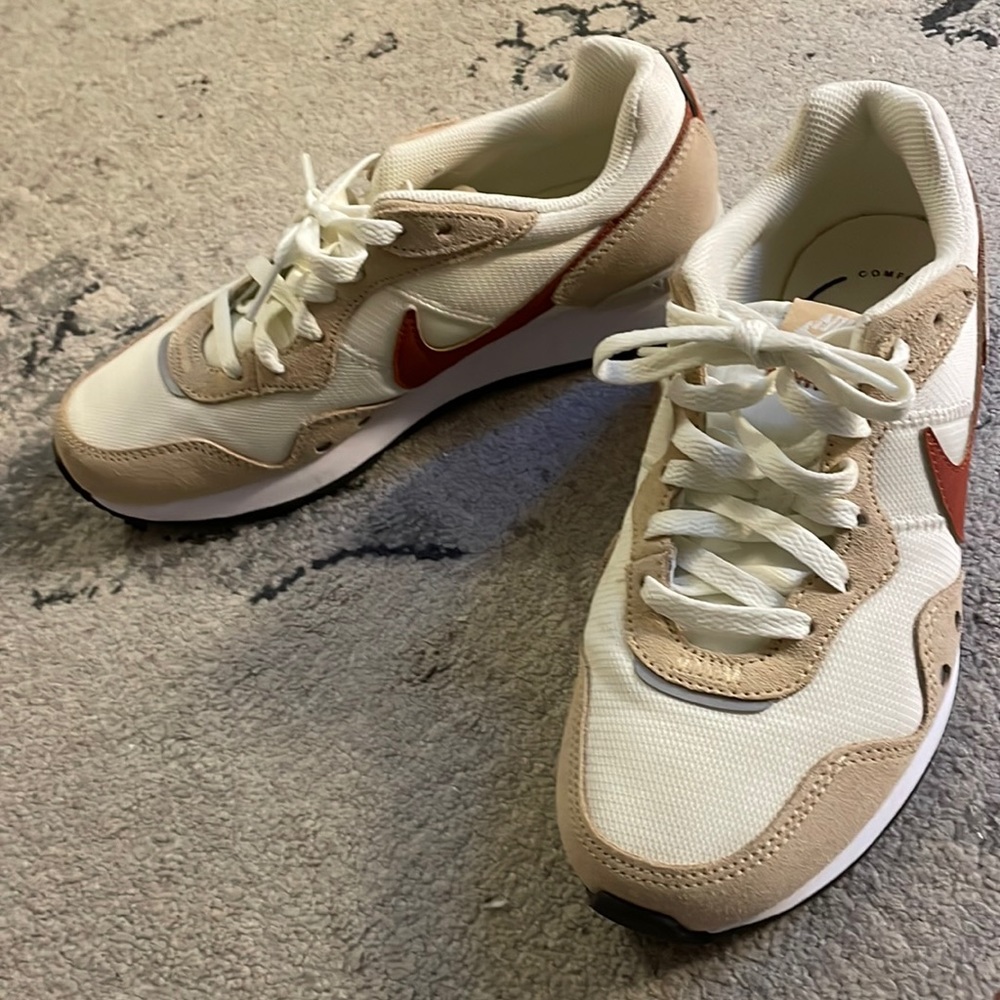 Nike Venture Runner Sneakers